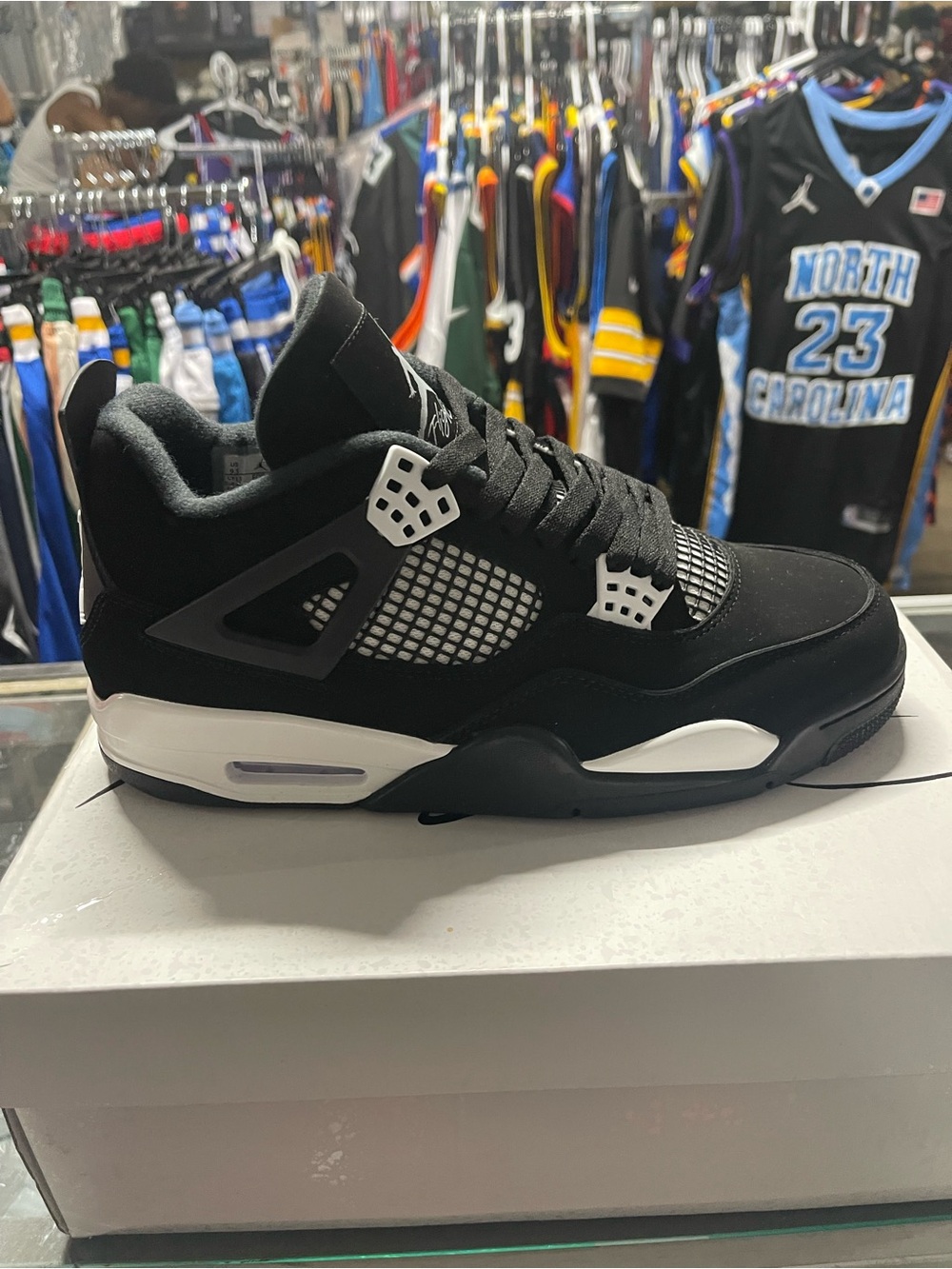 Men’s Retro 4 White Thunder Size 9.5.